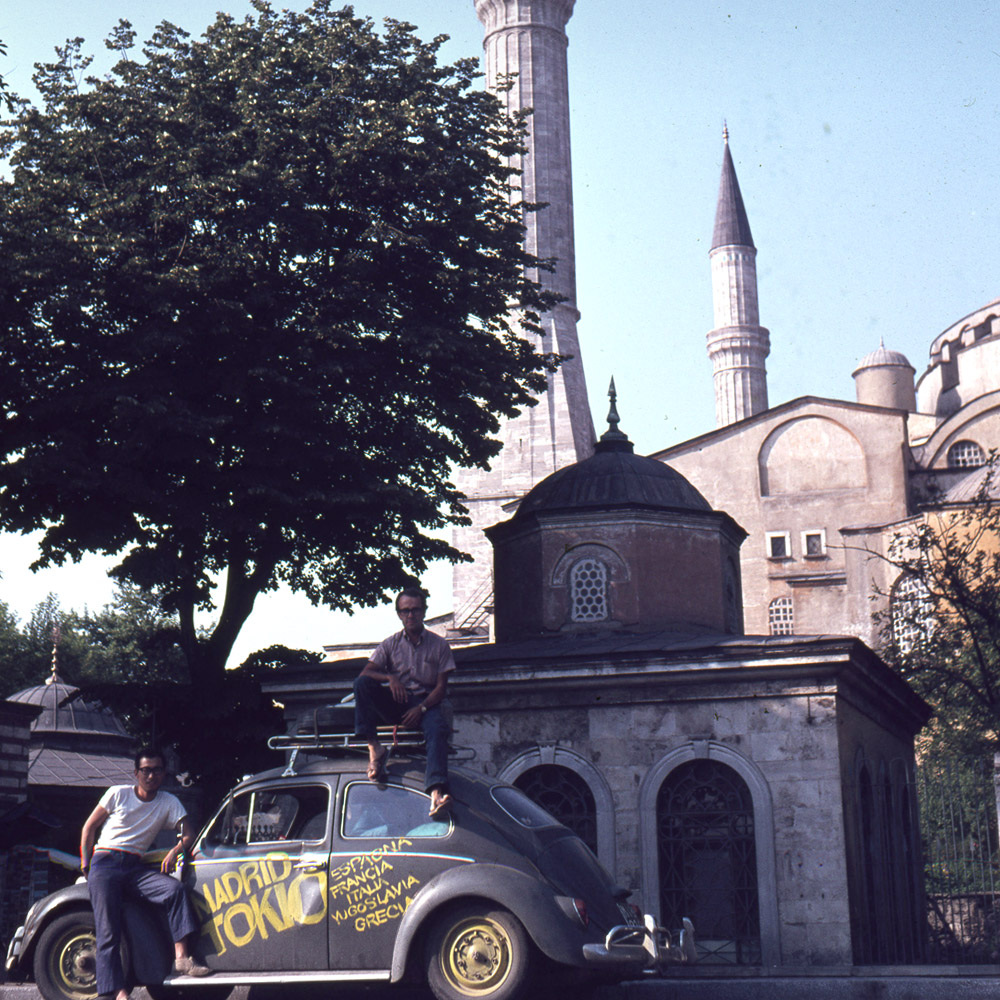 Ángel Beamonte y su amigo Kashumasa Adashi viajando hacia Tokio.